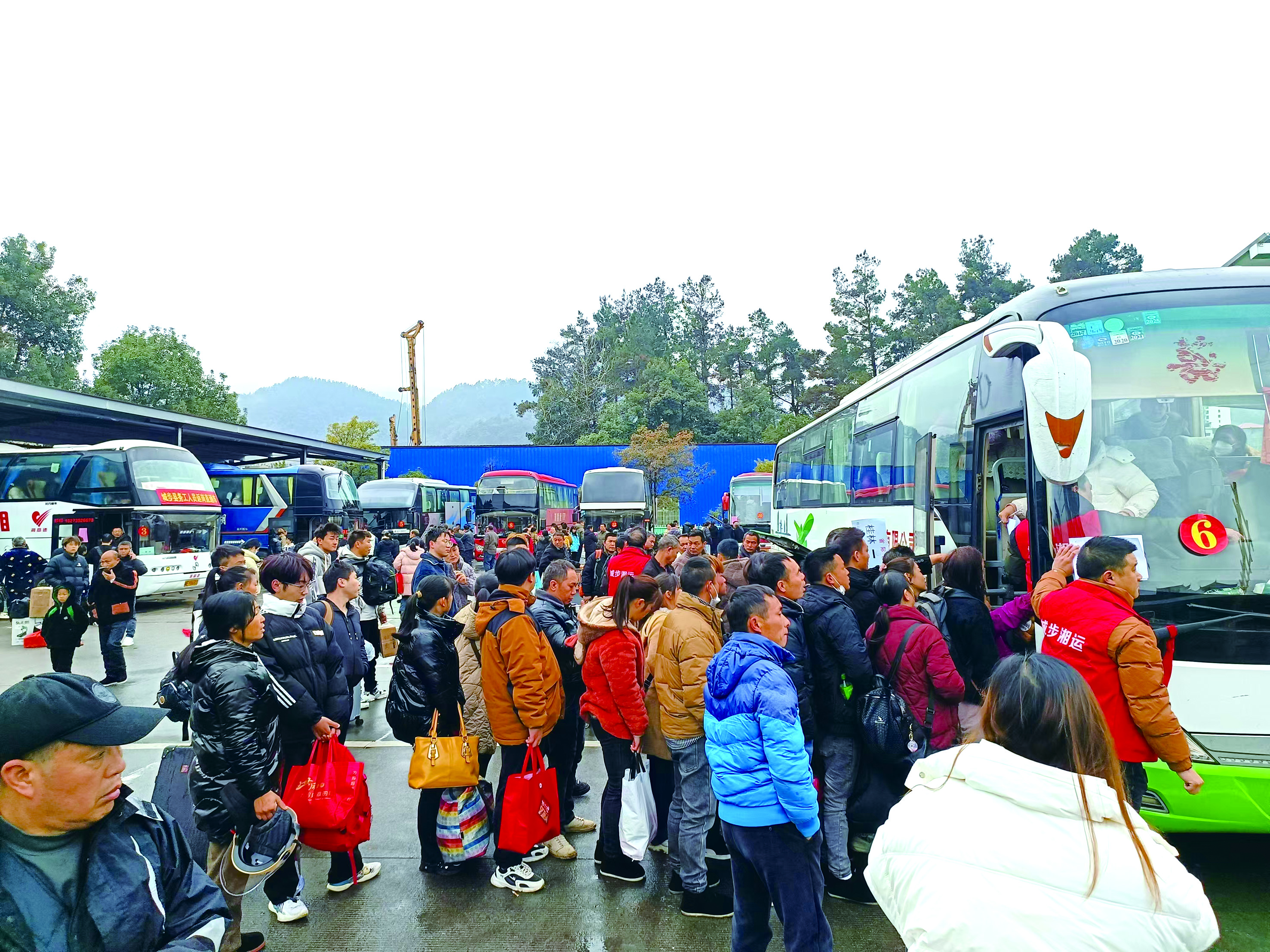 城步开行务工人员返乡返岗免费直通车 (方刚 李高雄报道) 城步开行务工人员返乡返岗免费直通车 (方刚 李高雄报道)